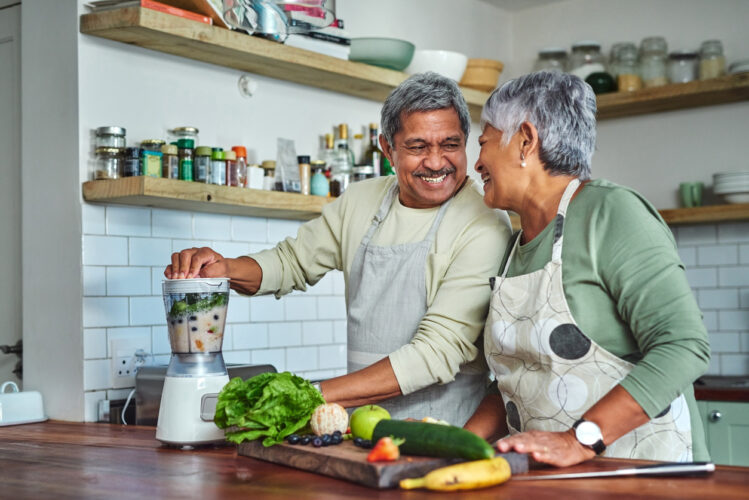 A couple making a healthy smoothie, the featured image for news article around how a lower-fat diet can benefit MS patients